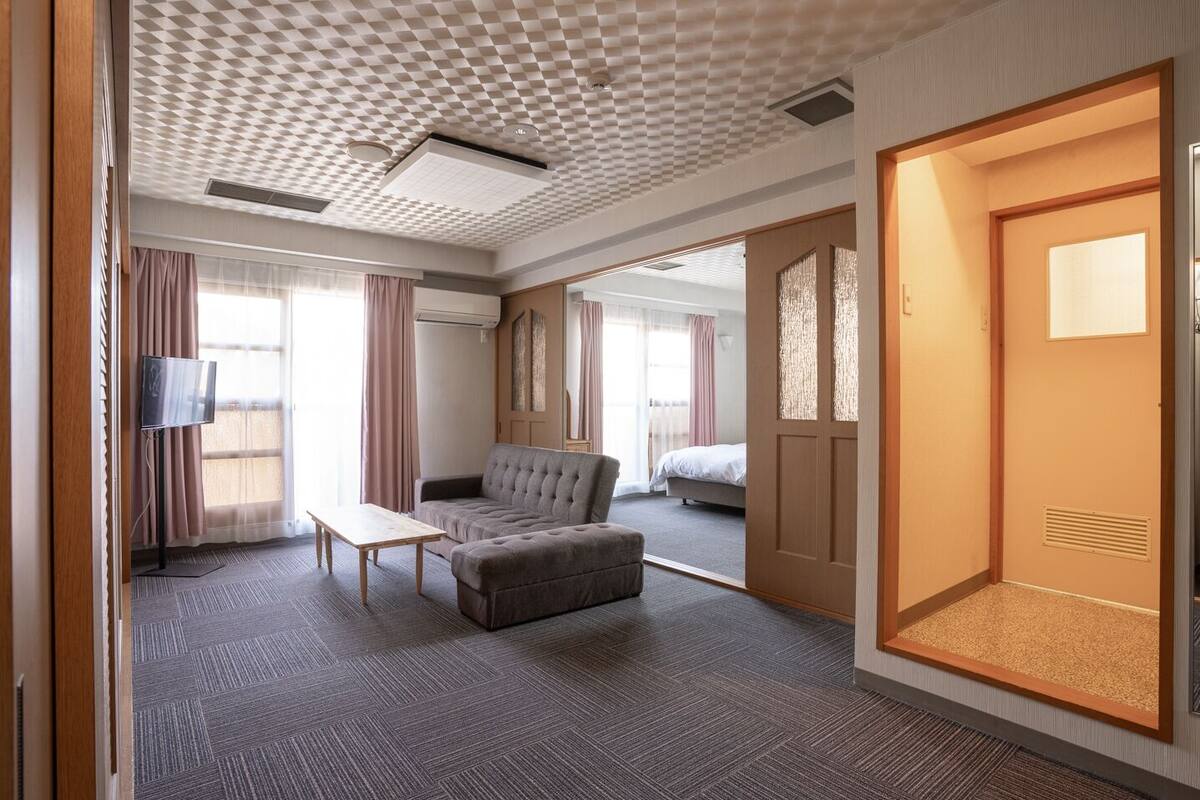 Family Room, Non Smoking | Desk, WiFi (free), bed sheets