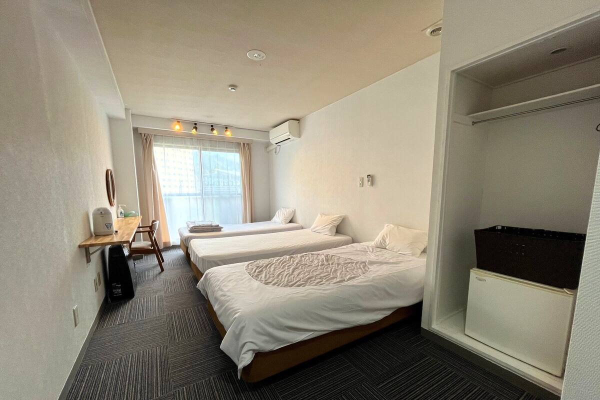 Triple Room, Non Smoking | Desk, WiFi (free), bed sheets