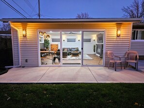 Outdoor dining - ★LUXURY★ 75' TV Game Room w Pergola, BBQ & Firepit in Quiet Royal Oak Suburbs (Madison Heights)