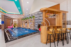 Quầy bar bên hồ bơi