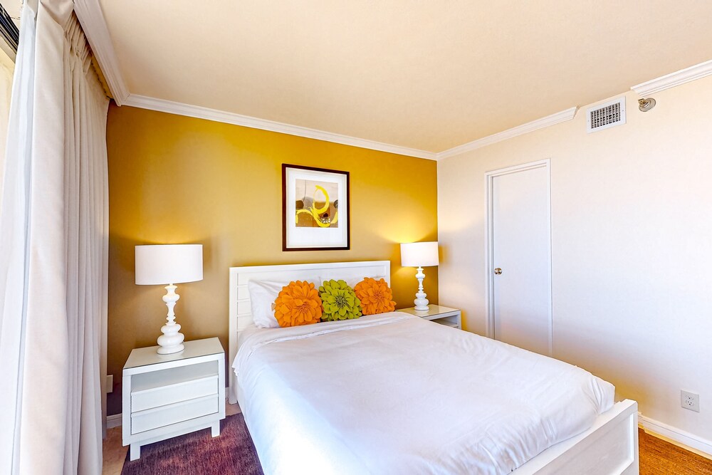 Gulfview studio with private balcony, onsite pool, & hot tub near