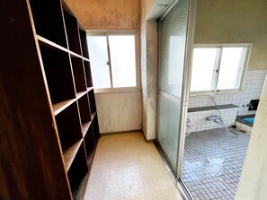 Spring water bathtub, free toiletries, hair dryer, slippers