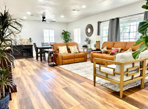 Family Oasis: Ideal Vacation Home near Airport, Outlets & Entertainment Galore!
