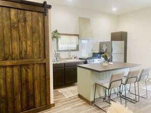 ثلاجة، ميكروويف، فرن، موقد طهي مسطح