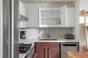 Frigorífico, microondas, horno y placa de cocina