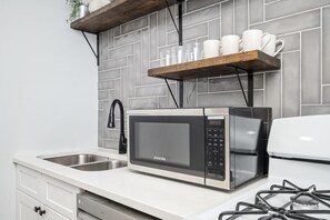 Kühlschrank, Mikrowelle, Herdplatte, Geschirrspüler