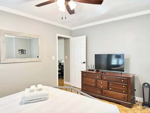 1 habitación, escritorio, tabla de planchar con plancha y wifi