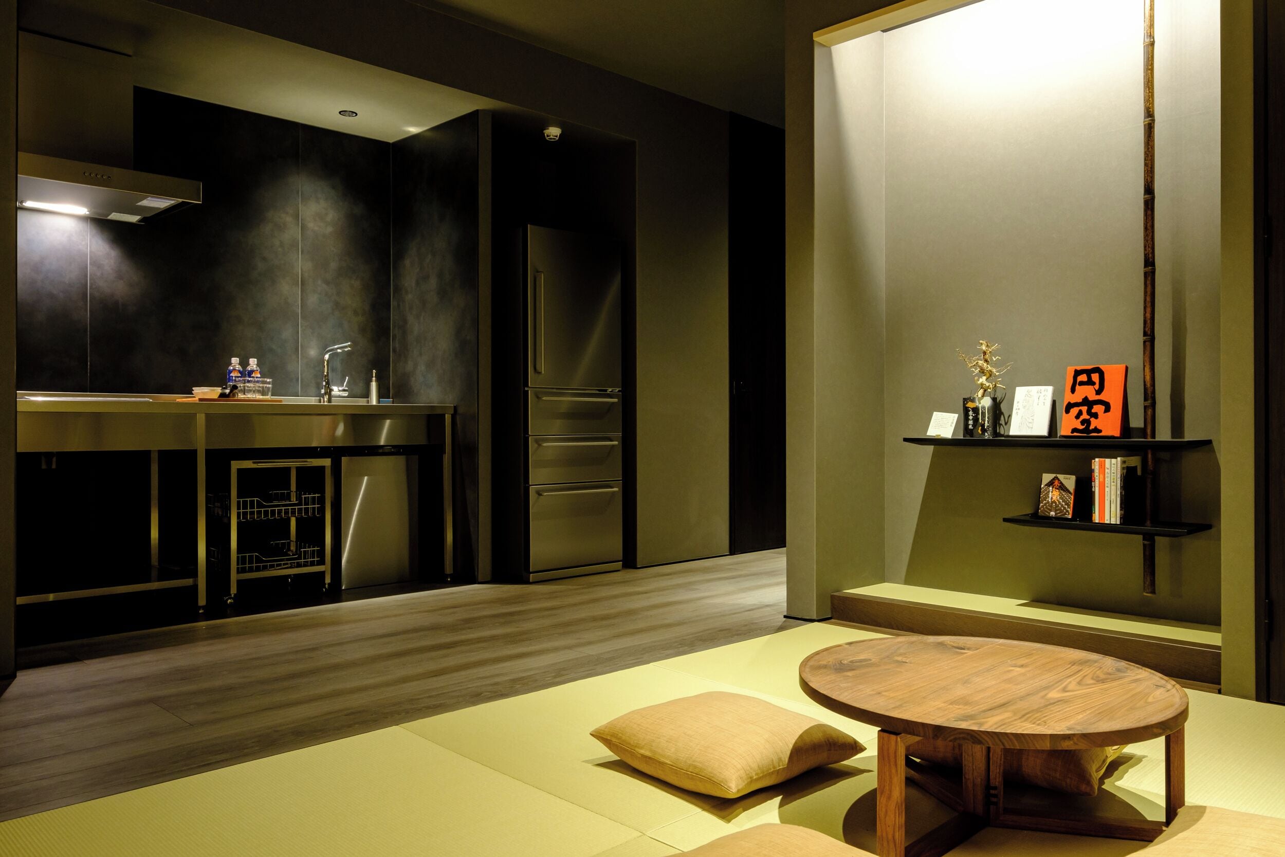 Una cocina moderna con una mesa de comedor de madera, un banco empotrado y un estante con objetos decorativos.
