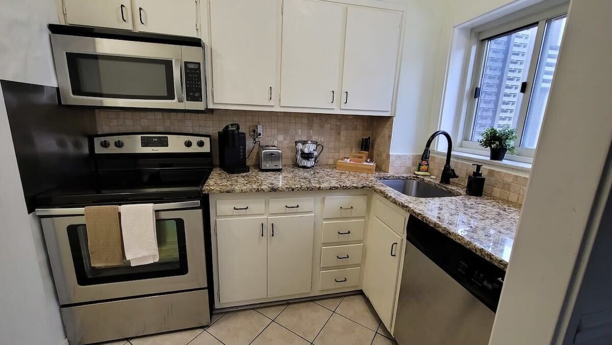 Refrigerador, microondas, horno, placa de cocina