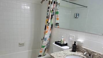 Een douche, een haardroger, handdoeken, shampoo