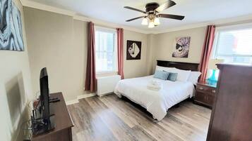 1 slaapkamer, een bureau, een strijkplank/strijkijzer, wifi