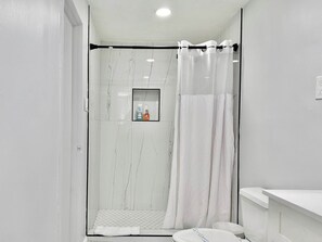 Regadera, secadora de cabello, toallas, shampoo