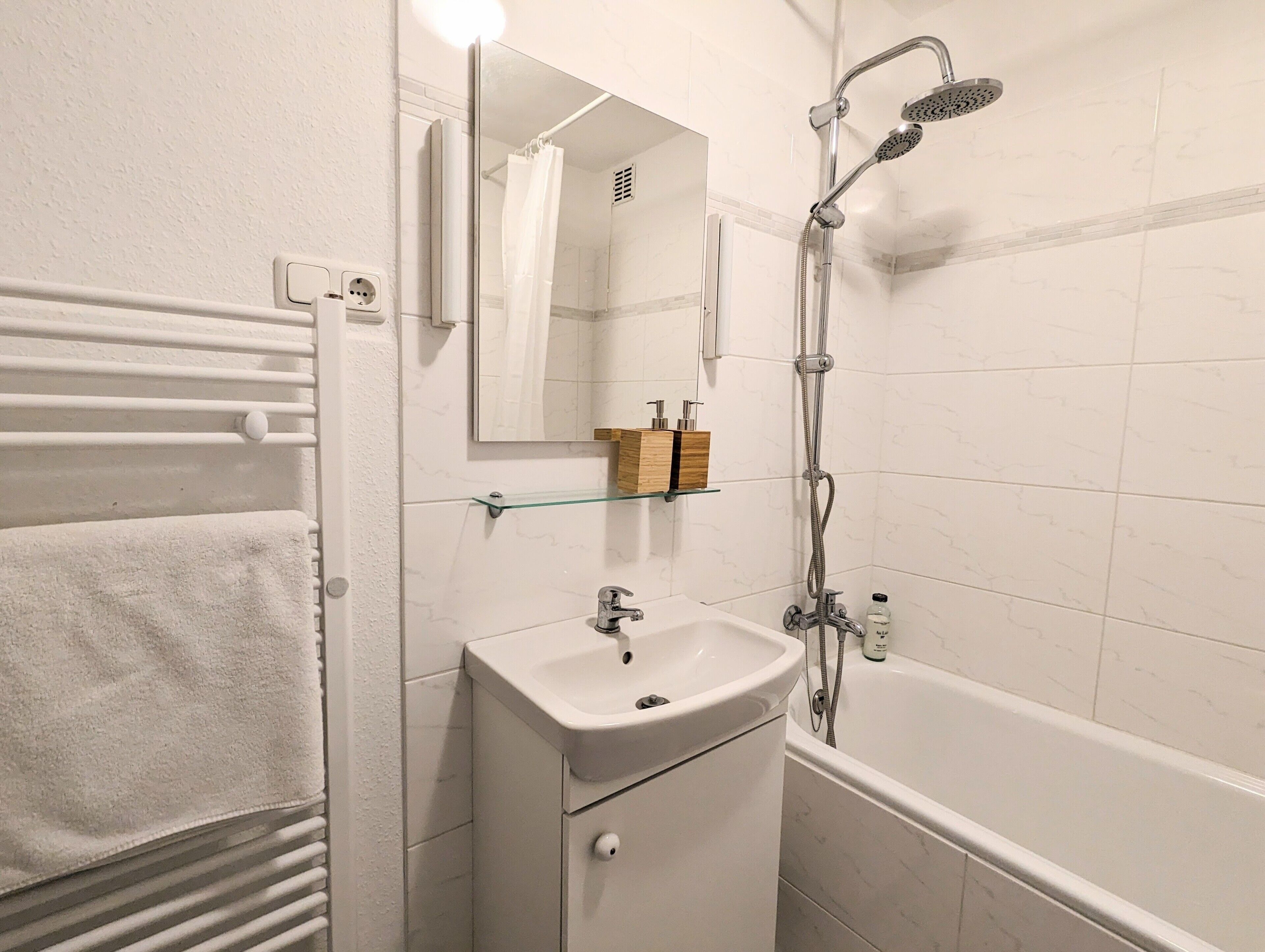 Douche, sèche-cheveux, serviettes fournies