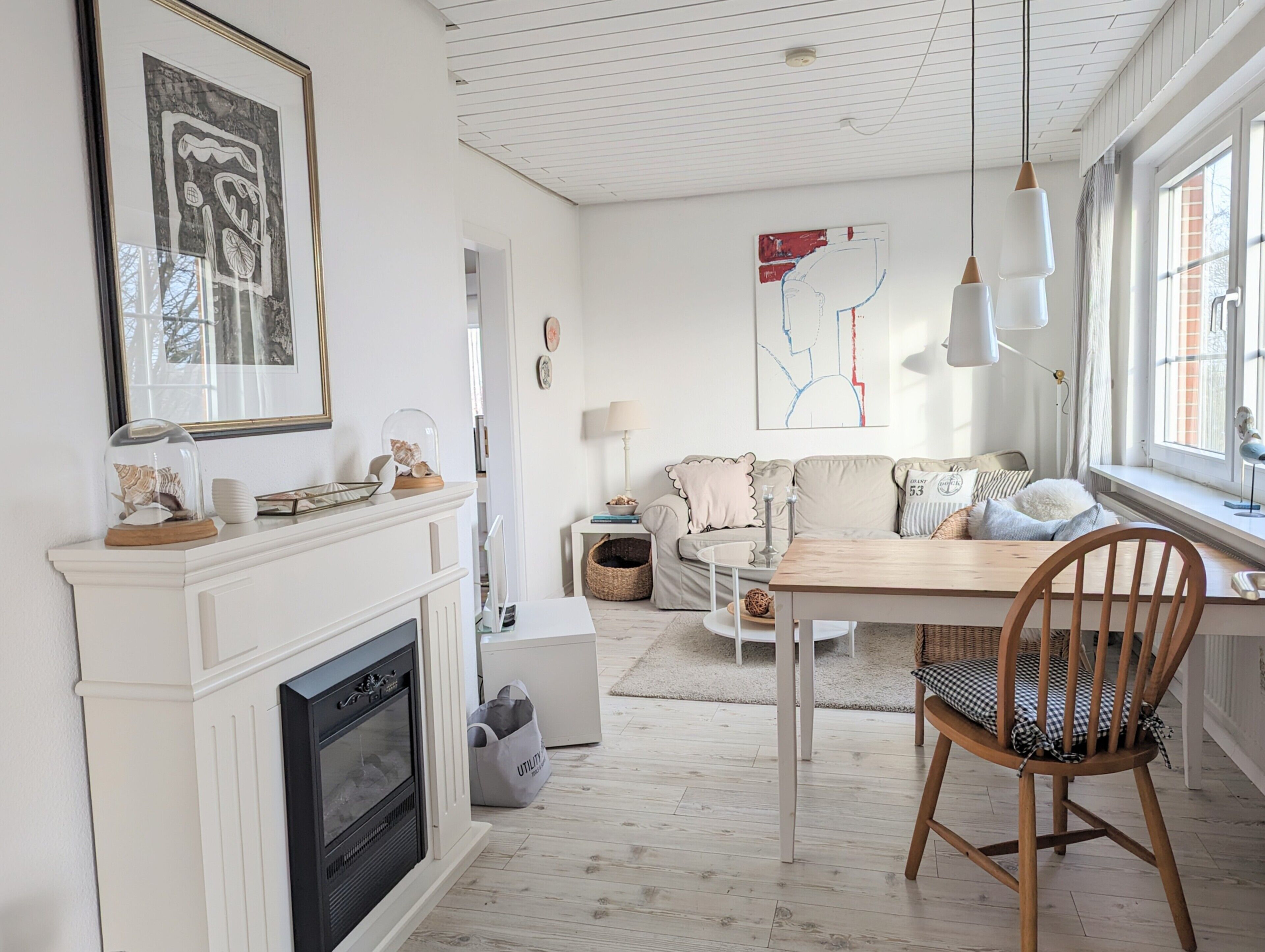 Télévision, cheminée, chaîne hi-fi