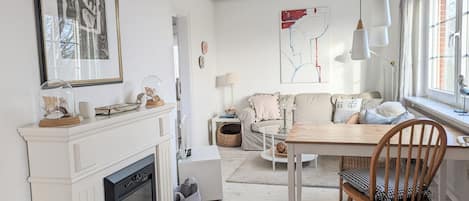 Fernseher, Kamin, Stereoanlage