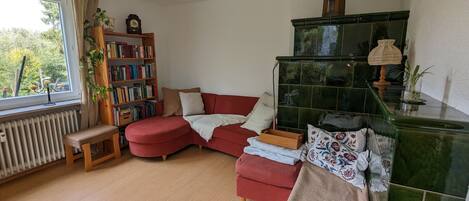 Télévision, cheminée, lecteur de DVD, chaßne hi-fi