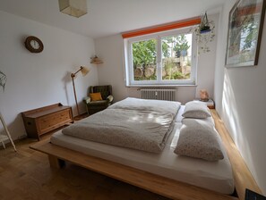 2 bedrooms, desk, free WiFi, bed sheets