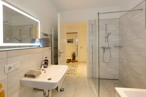 Een douche, een haardroger, handdoeken