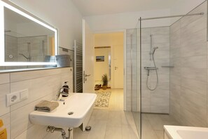 Regadera, secadora de cabello, toallas 