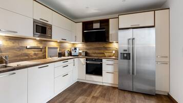 KĂŒhlschrank, Mikrowelle, Ofen, Herdplatte