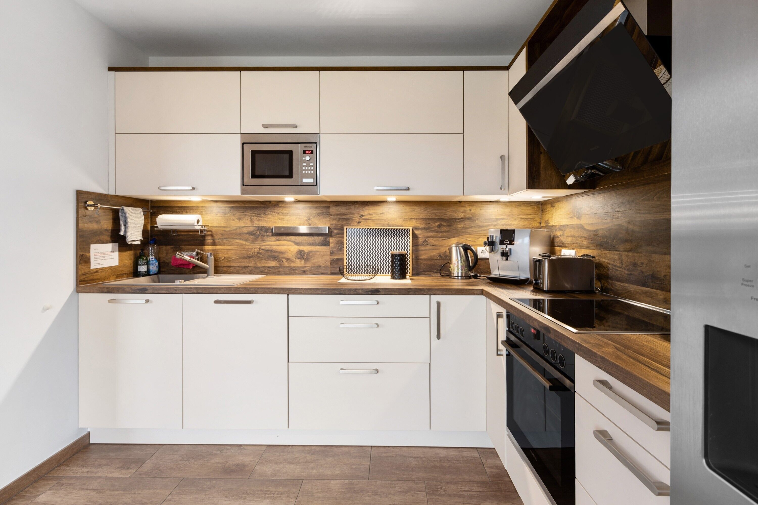 Refrigerador, microondas, horno, placa de cocina