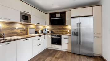 Frigorifero, microonde, forno, piano cottura