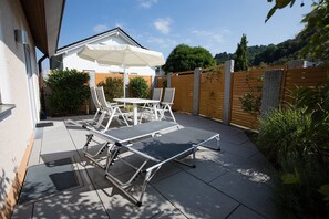 Outdoor dining - "Dr Saretz" vacation apartment with partial lake view, private terrace and WiFi (Bodman)