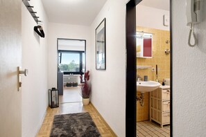 Douche, sèche-cheveux, serviettes fournies