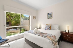 3 bedrooms, iron/ironing board, travel crib, WiFi - Whites Beachfront Retreat: Pet Friendly (Torquay)