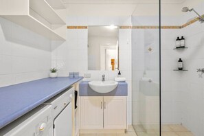 Shower, hair dryer, towels - Whites Beachfront Retreat: Pet Friendly (Torquay)