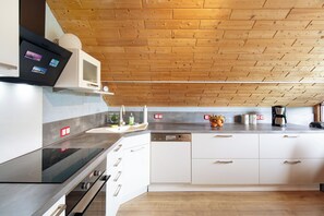 Een koelkast, een oven, een kookplaat, een vaatwasser