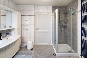 Douche, articles de toilette gratuits, sèche-cheveux