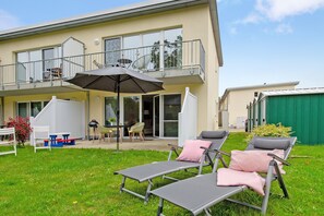Outdoor dining - Holiday Apartment 'Lieblingsinsel' with Private Terrace, Garden and Wi-Fi (Graal-Müritz)