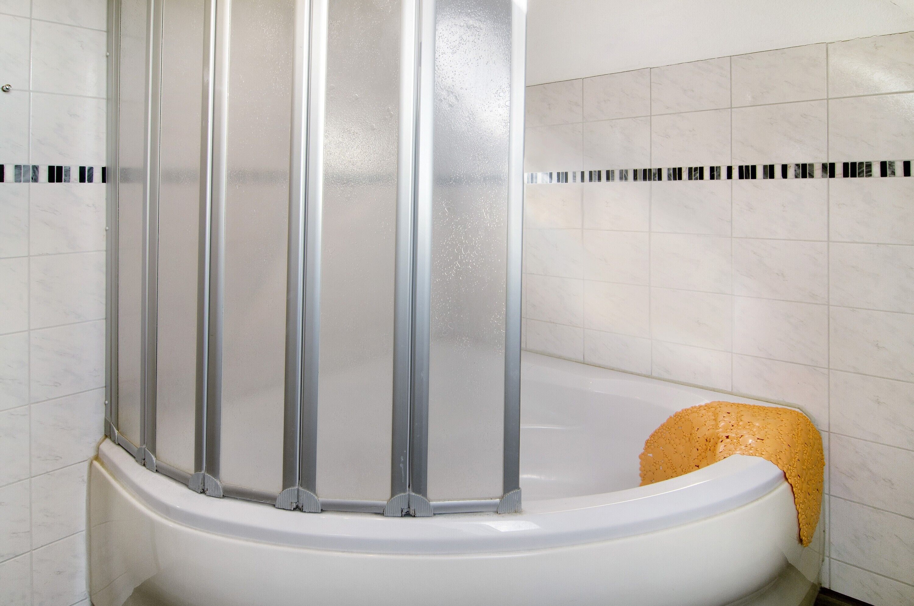 Shower, free toiletries, towels