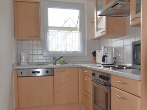 Een koelkast, een magnetron, een oven, een kookplaat