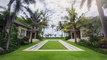 Villa, 5 Bedrooms | Garden view