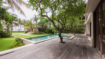 Outdoor pool, pool loungers