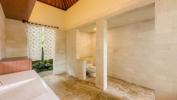Un baño moderno con inodoro, ducha y zona de lavamanos.