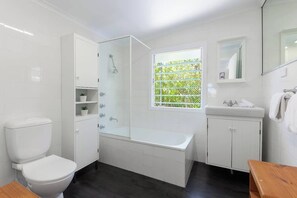 Dusche, Haartrockner, Handtücher, Seife