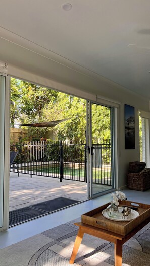Terrace/patio - Village Central Modern Beach Cottage (Port Douglas)