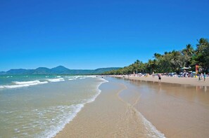 Beach nearby - Coastal Beach House – Walk to Beach & Town (Port Douglas)