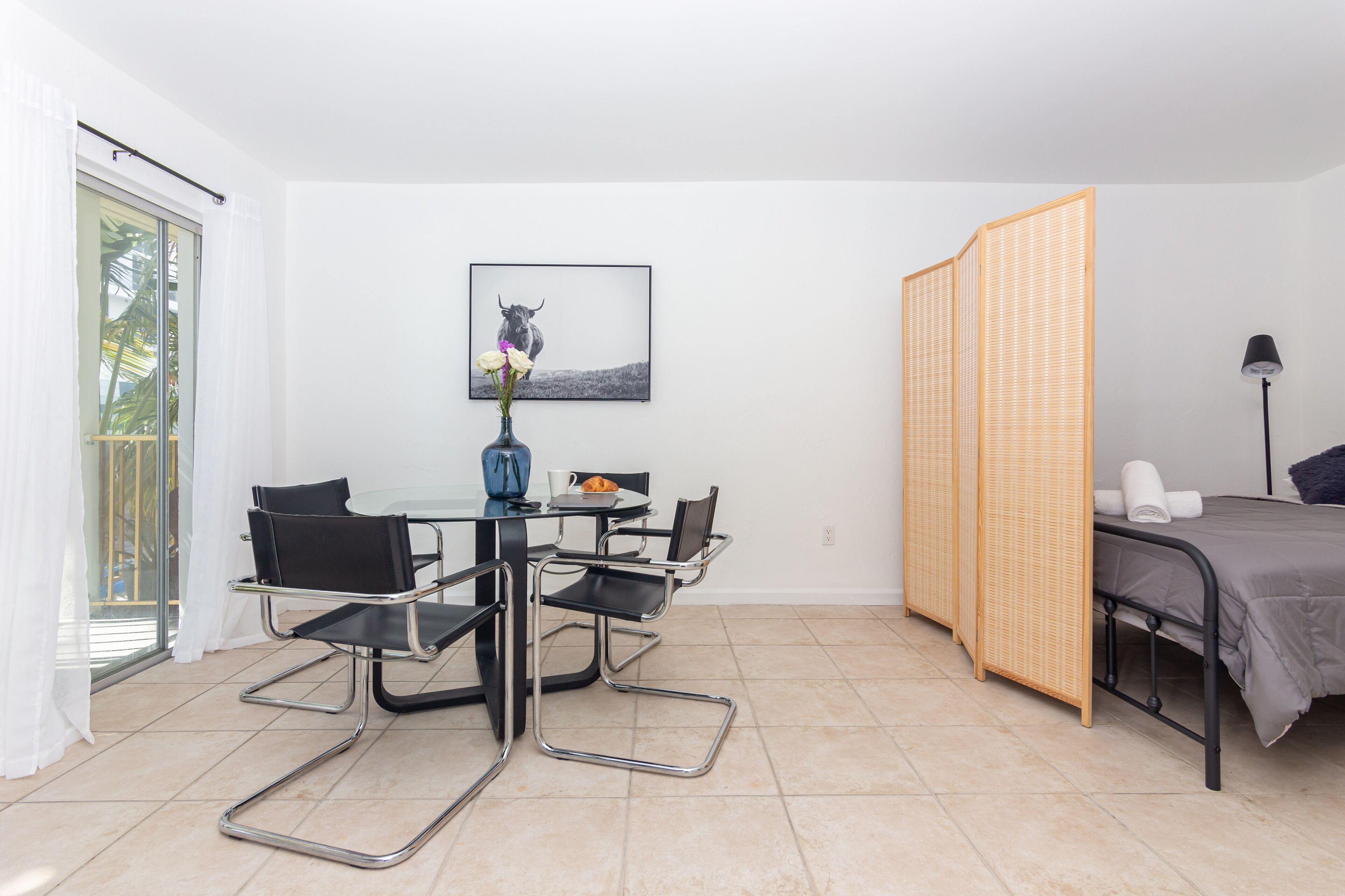 Amazing unit with balcony - Art District - near beach - Free Parking!