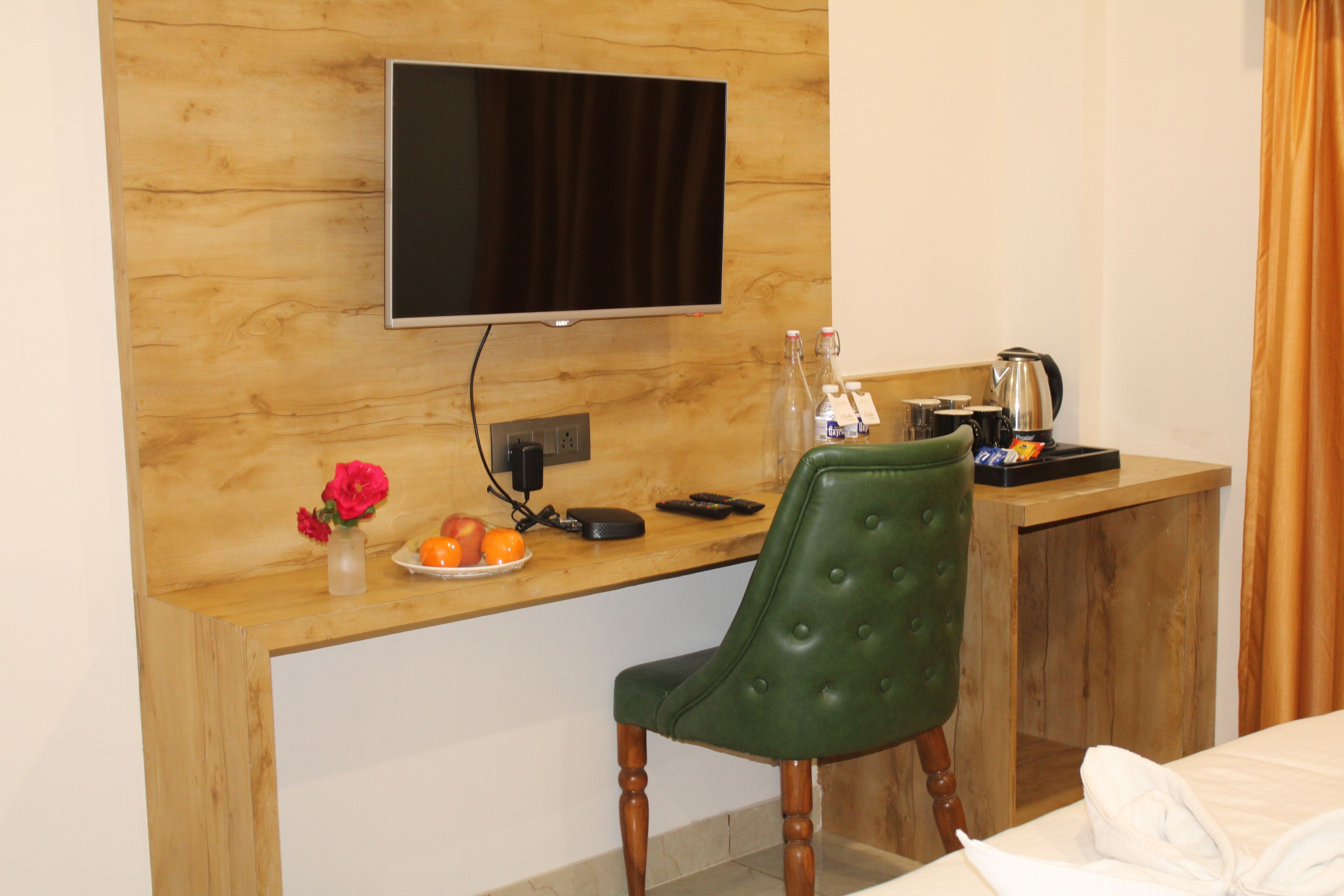 1 habitación, caja de seguridad en la habitación y escritorio 