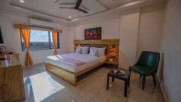 Executive Room | 1 bedroom, in-room safe, desk, blackout curtains