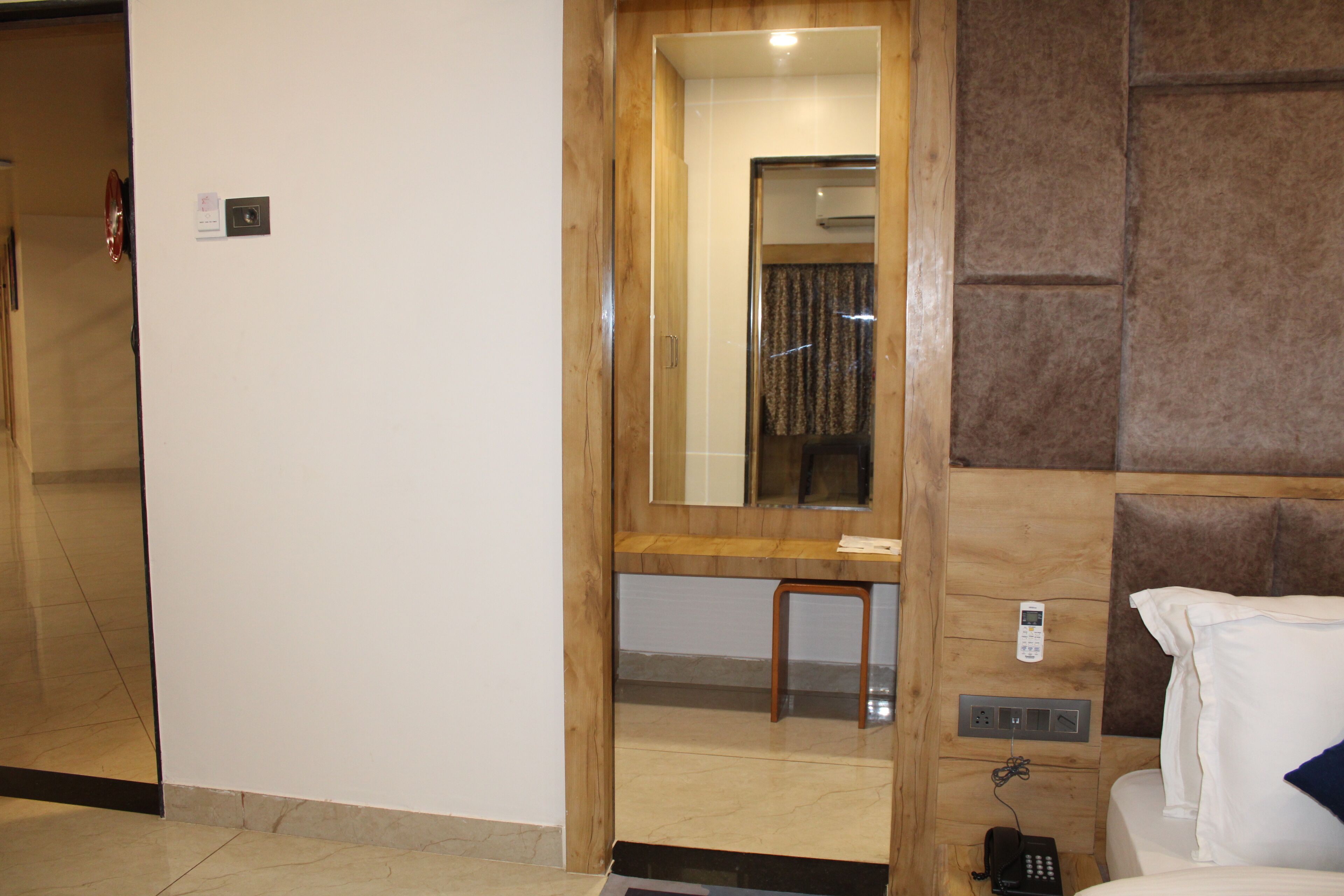 1 habitación, caja de seguridad en la habitación y escritorio 