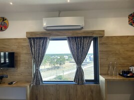 1 habitación, caja de seguridad en la habitación y escritorio