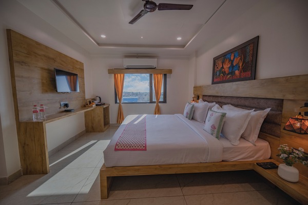 Executive Room | 1 bedroom, in-room safe, desk, blackout drapes