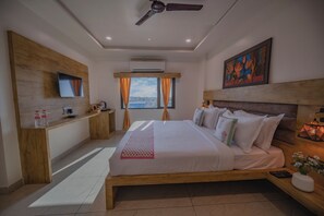 Camera Executive | 1 camera, una cassaforte in camera, una scrivania, tende oscuranti