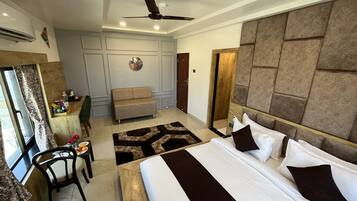 1 soveværelse, pengeskab på værelset, skrivebord, mørklægningsgardiner