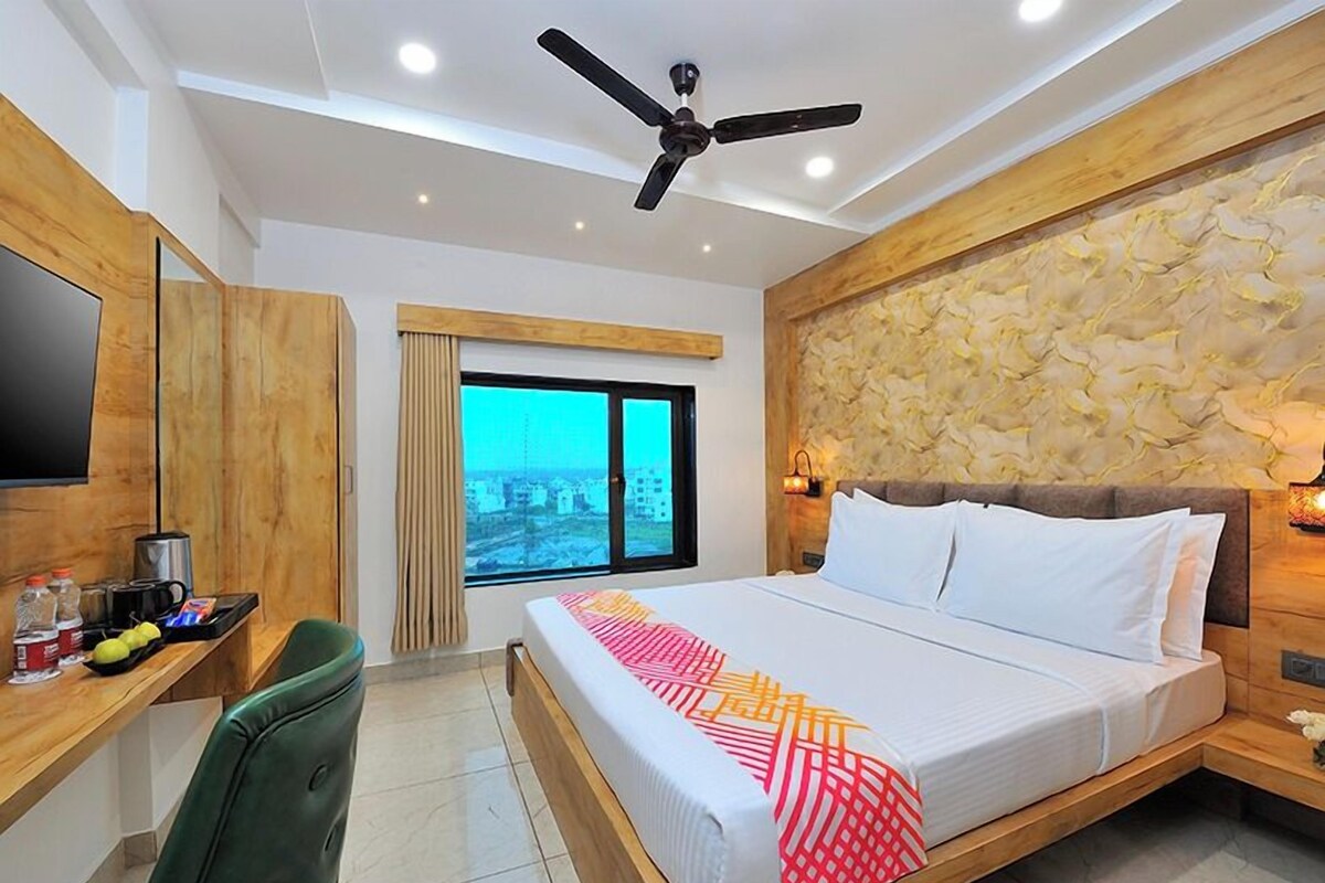 Room, 1 King Bed (Luxe) | 1 bedroom, in-room safe, desk, blackout drapes